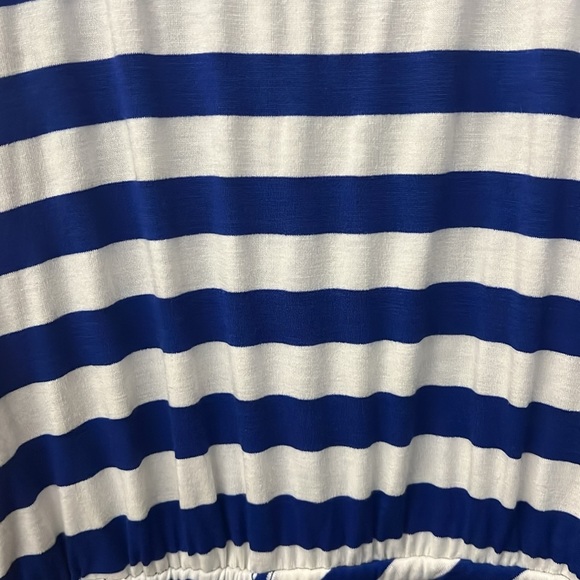 BEBE SEXXXXXY💕
Dress bebe
BEBE Striped Casual blue & white cold shoulder… - Picture 10 of 11